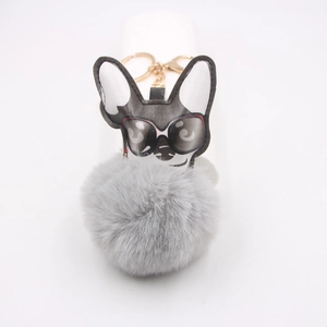 Détail du porte-clés bouledogue français en peluche avec pompon et fermoir doré
