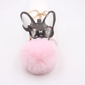 Pendentif bouledogue en cuir avec lunettes de soleil et pompon rose sur porte-clés