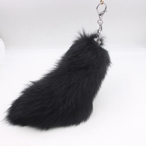 Détail d'un grand porte-clés en fourrure de renard noire avec mousqueton argenté pour sacs