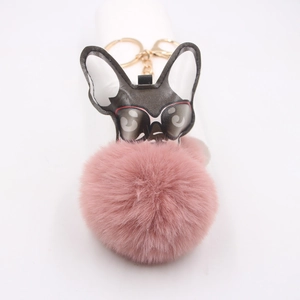 Porte-clés bouledogue de dessin animé avec lunettes de soleil et pompon en fausse fourrure rose