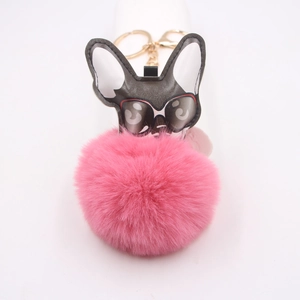 Détail du porte-clés bouledogue français avec pompon rose et fermoir doré en métal