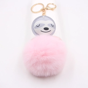 Porte-clés paresseux mignon avec pompon rose et visage en cuir PU gris sur fond blanc