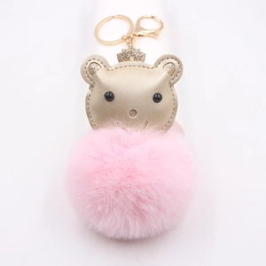 Porte-clés ours doré avec pompon en fourrure rose et anneau en métal brillant