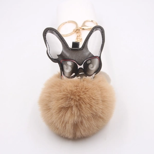 Porte-clés bouledogue en peluche avec lunettes de soleil et pompon kaki sur fond blanc