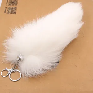 Détail du pendentif queue de renard blanche en peluche avec fermoir mousqueton et anneau