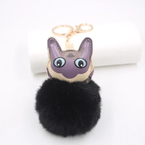 Dettaglio del portachiavi a forma di gatto con pompon di pelliccia e gancio d'oro