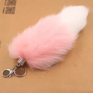 Détail du porte-clés queue de renard duveteuse dégradé rose et blanc avec fermoir en métal
