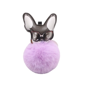 Porte-clés bouledogue de dessin animé avec lunettes de soleil et pompon en peluche violette