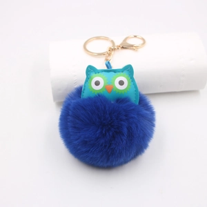 Détail du porte-clés hibou en fausse fourrure bleue avec fermoir mousqueton doré
