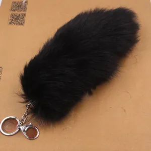 Détail d'un porte-clés queue en fausse fourrure noire avec anneau et fermoir argent