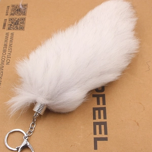 Gros plan d'un porte-clés queue de renard en fausse fourrure blanche avec clip en métal