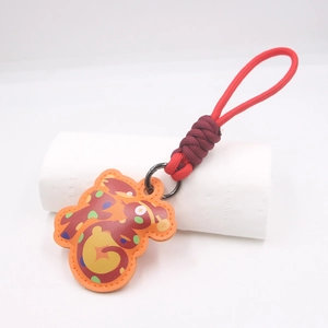 Portachiavi artistico anno del serpente con ciondolo in pelle arancione e cordino rosso