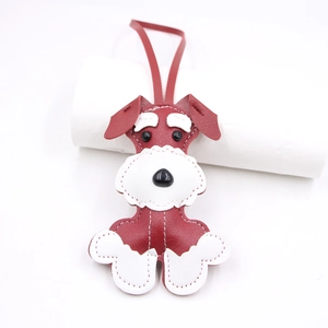 Gros plan détaillé du pendentif chien Schnauzer en cuir avec coutures blanches contrastées