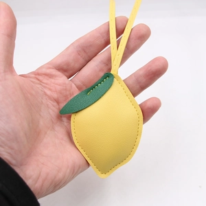 Süßer gelber Zitronenanhänger aus PU-Leder mit Blatt und Riemen für Handtaschen