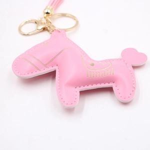 Portachiavi a forma di cavallo in pelle PU rosa con motivi dorati e nappa rosa