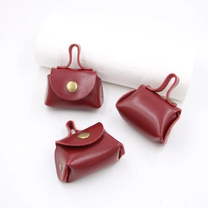 Tre mini bustine in pelle rosso scuro con bottoni in metallo vintage e ganci in pelle inclusi