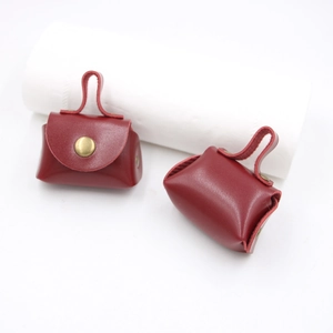 Mini ciondolo per borsa vintage in pelle bordeaux con chiusura dorata e manico superiore