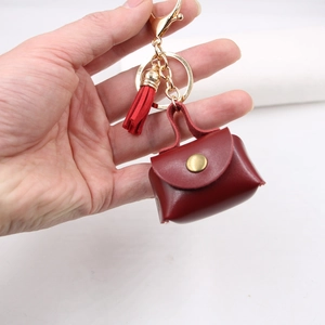 Mini portachiavi a borsa in finta pelle bordeaux con nappina e dettagli dorati