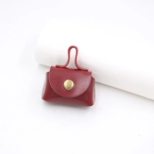 Mini pochette vintage in pelle rosso scuro con fibbia in metallo e passante per appenderla