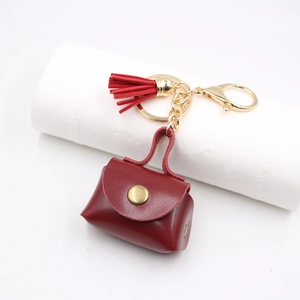 Mini portamonete in pelle rossa con nappa e chiusura a moschettone dorata in stile vintage