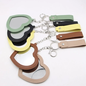 Porte-clés miroir en cuir en forme de cœur coloré avec surpiqûres et fermoirs métalliques
