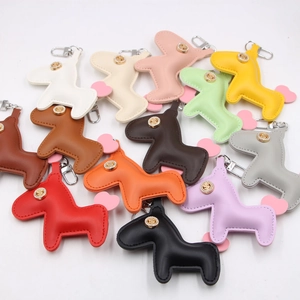 Porte-clés cheval en cuir coloré avec coutures fait main et fermoir mousqueton argenté
