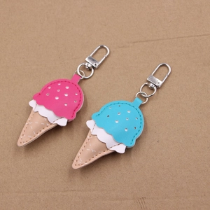 Gros plan de charms glace en cuir rose et bleu avec fermoirs rotatifs argentés
