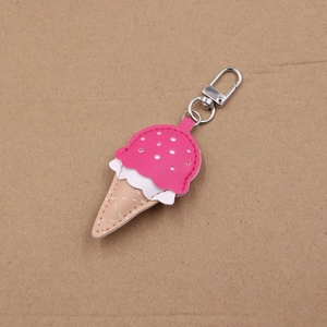 Détail d'un porte-clés glace en cuir avec dessus magenta et fermoir mousqueton en métal argenté
