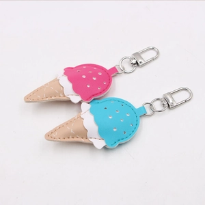 Vue détaillée du pendentif glace en cuir avec coutures et fermoir mousqueton argenté