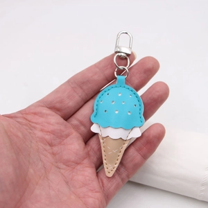 Porte-clés crème glacée en cuir bleu et crème avec boucle métallique argentée