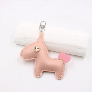 Porte-clés cheval en cuir rose avec détail dollar et mousqueton argenté