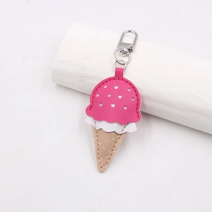 Détail de l'attache porte-clés en cuir en forme de glace rose avec fermoir en métal