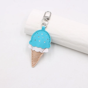 Détail du porte-clés cornet de glace en cuir avec nappage bleu et mousqueton en métal argenté