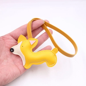 Simpatico ciondolo per borsa Corgi in pelle gialla con cuciture e cinturino per bagagli