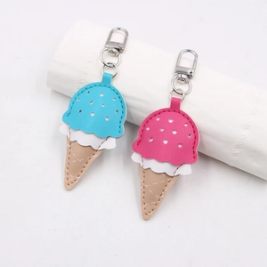 Détail de porte-clés glace en cuir avec coutures décoratives et fermoirs en métal argenté