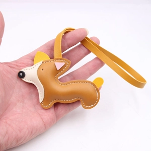 Grazioso ciondolo per borsa in ecopelle a forma di Corgi marrone con cuciture bianche