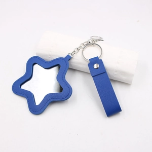 Mini miroir en forme d'étoile avec porte-clés en cuir bleu ciel et détails en métal