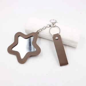Porte-clés miroir en cuir marron en forme d'étoile avec chaîne en métal et fermoir homard