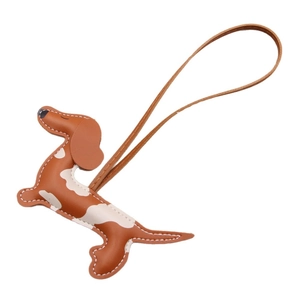 Bijou de sac teckel en cuir 3D avec taches blanches et surpiqûres marron