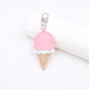 Détail du porte-clés en cuir forme glace avec coutures roses et crochet argenté