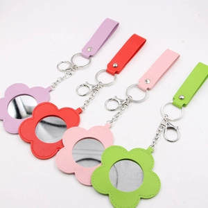 Lot de quatre miroirs de poche en cuir PU en forme de fleur avec porte-clés, tons pastels