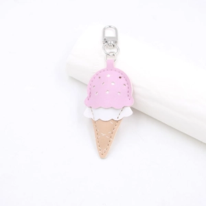 Détail du porte-clés crème glacée en cuir PU rose et blanc avec fermoir mousqueton argenté