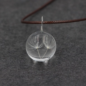 Collier avec pendentif boule de verre pissenlit fait main et cordon tressé marron