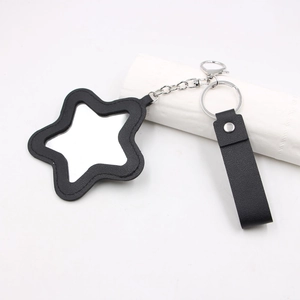 Porte-clés miroir en forme d'étoile en cuir noir avec détails en métal argenté