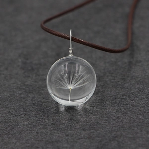 Pendentif boule de verre créatif avec un vrai pissenlit et cordon de collier tressé marron