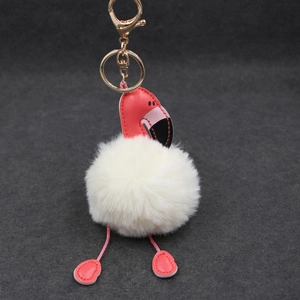 Détail du porte-clés flamant rose avec pompon en fausse fourrure et attaches dorées