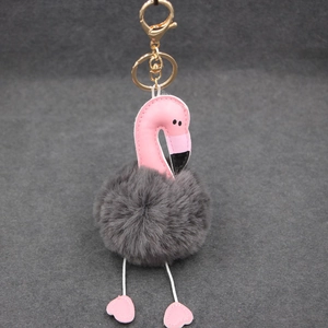 Détail du porte-clés flamant rose avec fermoir doré et pompon gris en fausse fourrure