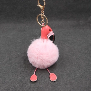 Détail macro du porte-clés flamant rose en fausse fourrure avec fermoir doré en métal