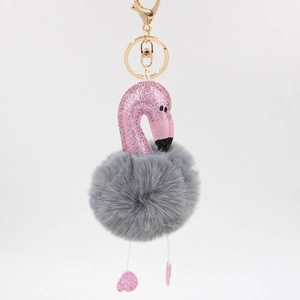 Détail de porte-clés flamant rose avec paillettes scintillantes et pompon en fausse fourrure