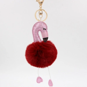 Détail d'une tête de flamant rose scintillante et pompon en fausse fourrure bordeaux